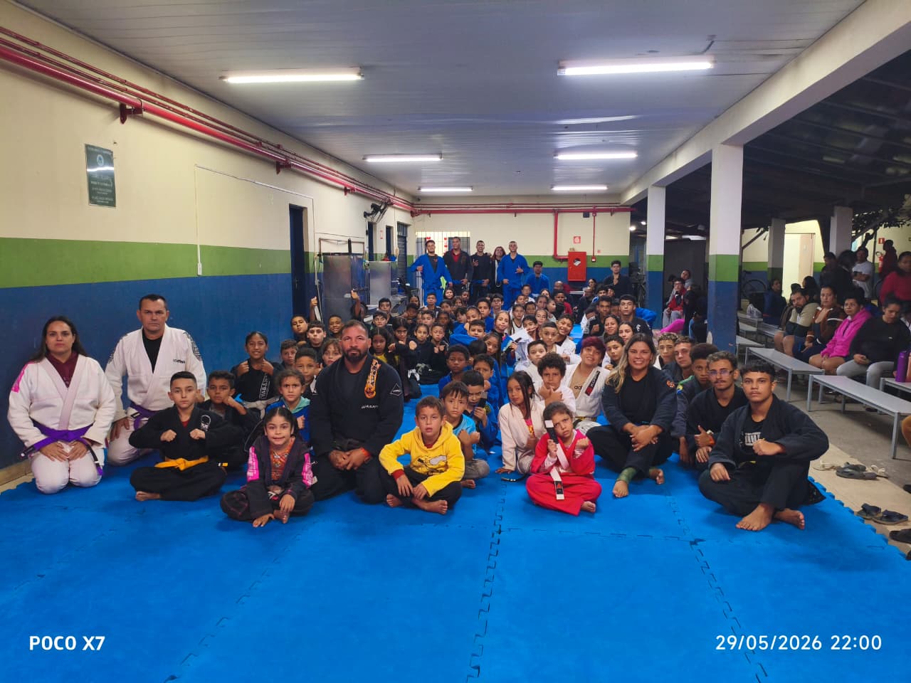 Foto oficial da turma completa do Projeto Fênix no tatame