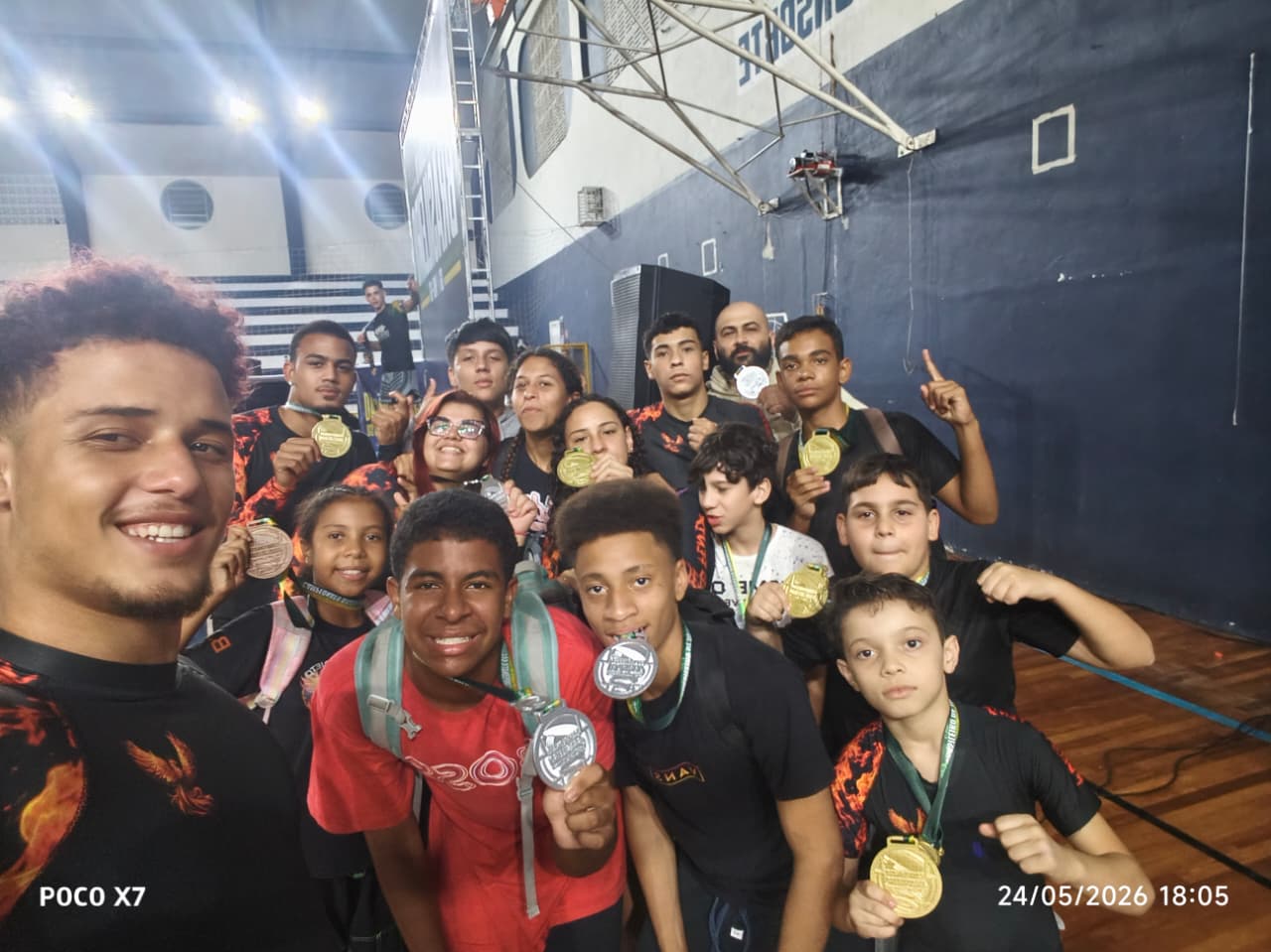 Selfie da equipe Projeto Fênix exibindo medalhas conquistadas