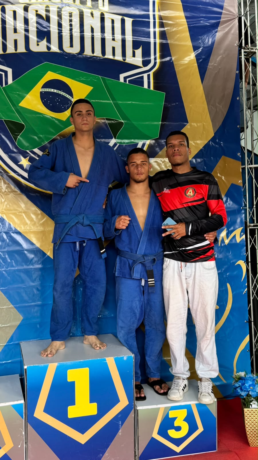 Três jovens no pódio do Circuito Nacional