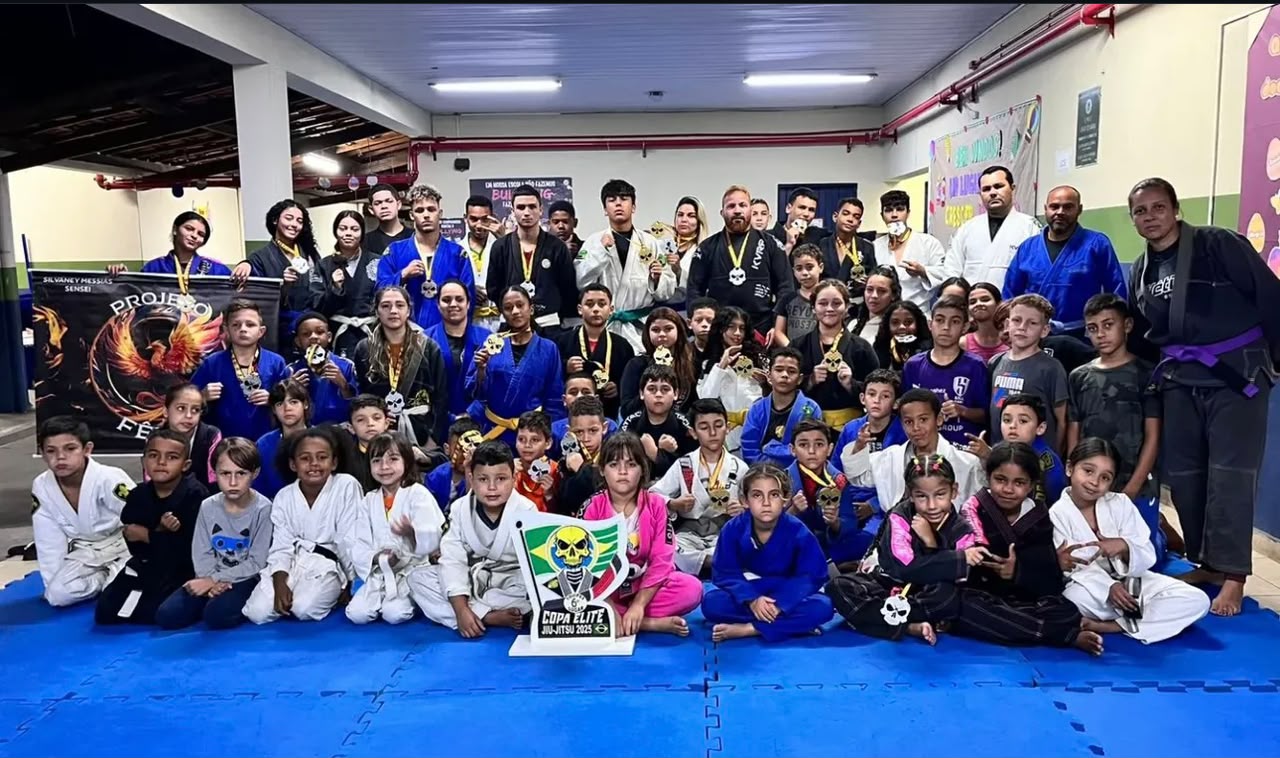 Grande grupo de atletas kids e adultos com medalhas na Copa Elite